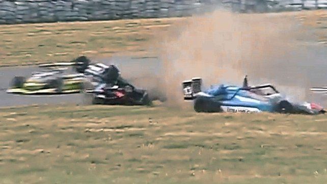 Piña y vuelco en la Fórmula 3 Metropolitana. Piña y vuelco en la Fórmula 3 Metropolitana.