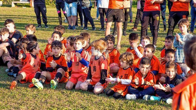Padres, profesores y los mismos jugadores de Naranjitos se movilizaron en las puertas del club.