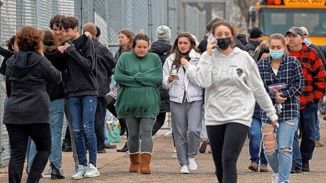 Tres estudiantes murieron y otras seis personas resultaron heridas en un tiroteo en una escuela en EE.UU.