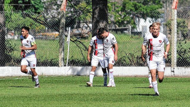 Los jugadores de Patronato festejan el gol alcanzado por Tomás Cáceres.