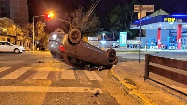 Paraná: dos autos chocaron y uno terminó con las ruedas hacia arriba