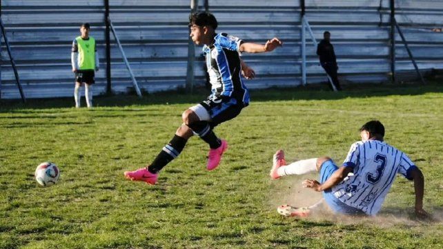 Sportivo Urquiza se quedó con el clásico más popular y sacó ventaja ante Peñarol. Sportivo Urquiza se quedó con el clásico más popular y sacó ventaja ante Peñarol.