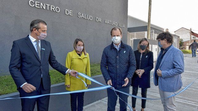 Bahl y Bordet encabezaron el acto de corte cintas en el nuevo edificio del centro de salud de Paraná.
