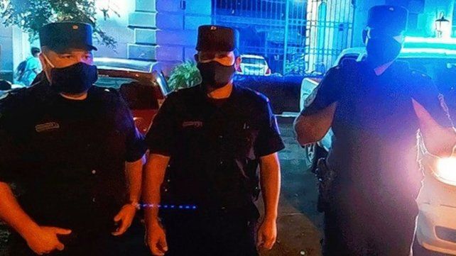 Tres policías de la comisaría tercera de Paraná y una enfermera ayudaron a una mujer en el inicio del parto ante la demora de la ambulancia. 