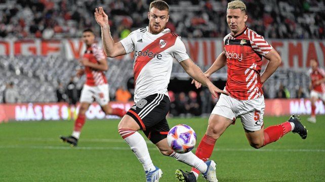 Lucas Beltrán se retiró lesionado en River en el primer tiempo.