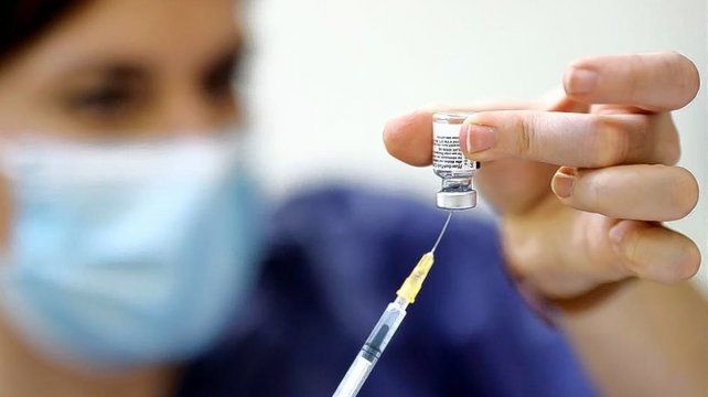 Se trata de un ensayo controlado aleatorizado de fase 3 que evaluó la eficacia y seguridad del refuerzo de la vacuna Pfizer-BioNTech en más de 10.000 personas de 16 años o más que ya habían recibido las dos dosis que conforman el esquema completo de su medicamento.