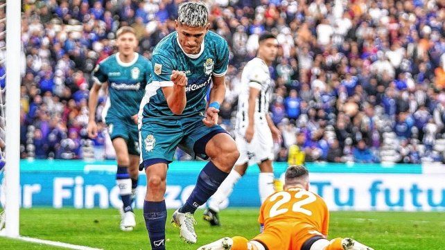 El entrerriano Eric Ramírez festeja uno de los goles ante Talleres. El entrerriano Eric Ramírez festeja uno de los goles ante Talleres.