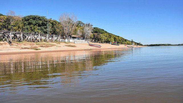 El calor incrementa las ganas de meterse al río Paraná, pero habrá que esperar