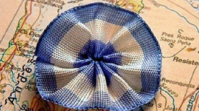 La escarapela fue creada en 1812 por pedido de Manuel Belgrano. En 1934 se estableció el 18 de mayo como el Día de la Escarapela en Argentina