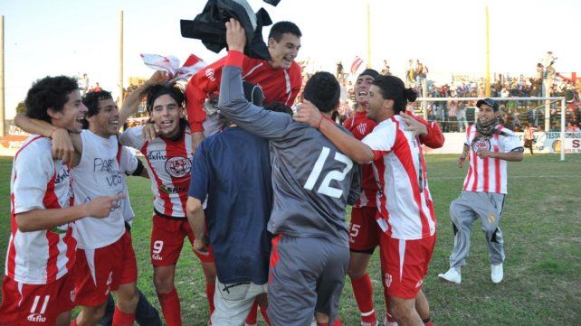 Alexis Ekkert, Martín Galli, Joaquín Cabral, Leonardo Acosta, Gustavo Vergara (de espaldas), Juan Manuel Lazaneo y Cristian Murgado. Todo fue felicidad en Atlético Paraná. Alexis Ekkert, Martín Galli, Joaquín Cabral, Leonardo Acosta, Gustavo Vergara (de espaldas), Juan Manuel Lazaneo y Cristian Murgado. Todo fue felicidad en Atlético Paraná.