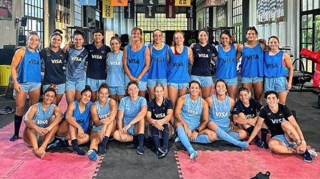 Antonella Reding (parada, primera de izquierda a derecha) es parte del plantel nacional femenino Antonella Reding (parada, primera de izquierda a derecha) es parte del plantel nacional femenino