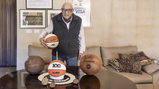 Ricardo González, en su casa, con la torta y las pelotas, en el día de su centenario. Ricardo González, en su casa, con la torta y las pelotas, en el día de su centenario.