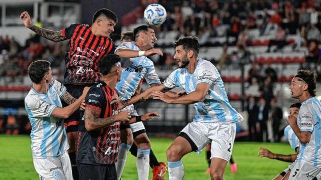 Gabriel Díaz se suma al circuito ofensivo en acciones de balón detenido. Gabriel Díaz se suma al circuito ofensivo en acciones de balón detenido.