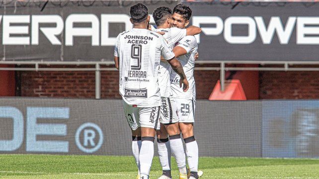 Axel Rodríguez celebra junto a sus compañeros el tanto de Patronato