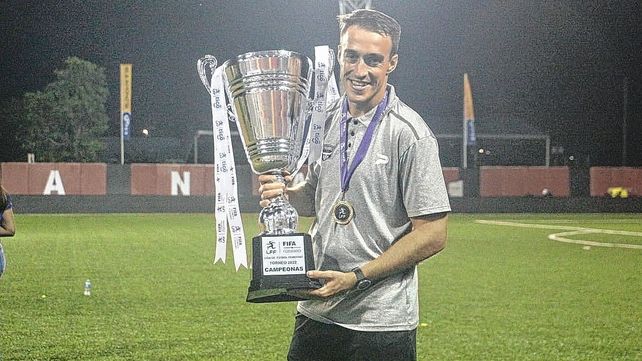 Gustavo Aguiar, con el trofeo que conquistó Tauro FC en la LFF.