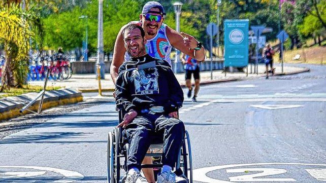 Marcos y Mauro necesitan una silla de ruedas de arrastre para seguir en carrera