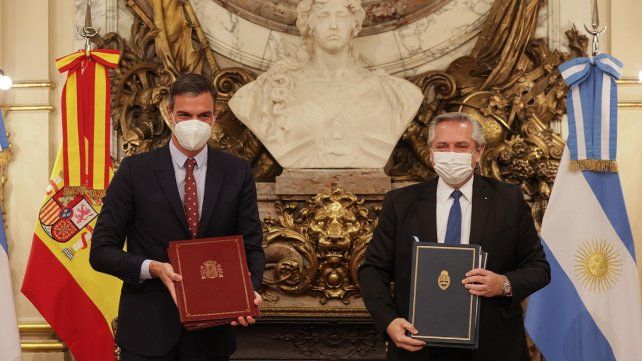 Alberto Fernández junto a su par de España, Pedro Sánchez. Luego compartieron la conferencia de prensa en el helipuerto de la Casa Rosada.