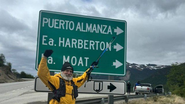 Guillermo Tibaldi caminó 3.000 kilómetros para homenajear a los tripulantes del ARA San Juan Guillermo Tibaldi caminó 3.000 kilómetros para homenajear a los tripulantes del ARA San Juan