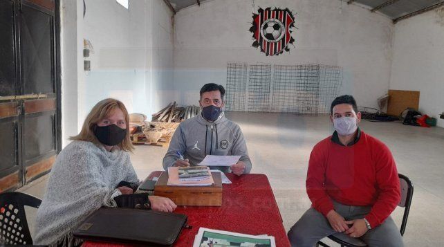 En la foto Alejandra Metz candidata por Toritos Somos Todos junto a Roberto González, quién ocupo el rol de interventor en la entidad