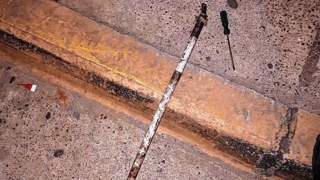 El joven de 24 años fue apuñalado con una lanza construida con un fierro y un destornillador.