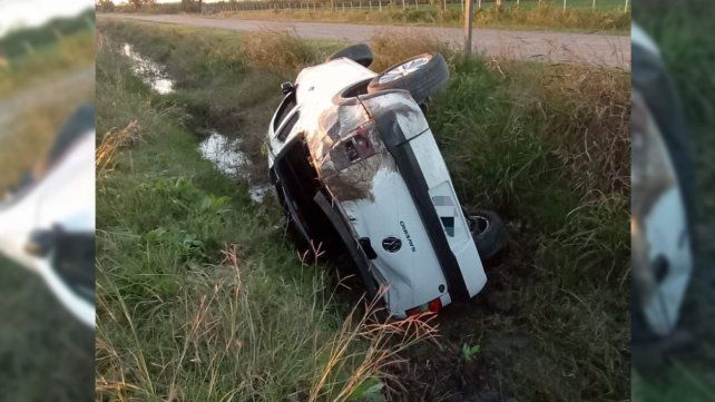 Una camioneta volcó en camino rural de Bovril y el conductor fue derivado a Paraná. Una camioneta volcó en camino rural de Bovril y el conductor fue derivado a Paraná.
