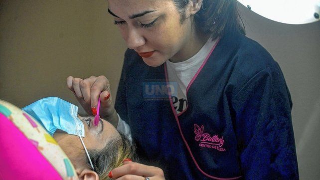 Crece la demanda de estética de pestañas, cejas y uñas
