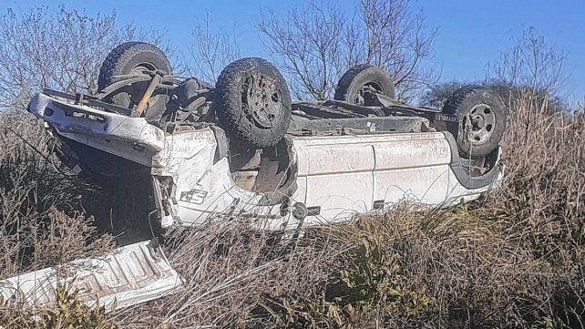 Ocurrió a las 5.45 de este sábado sobre Ruta 32, en zona de Hasenkamp. Una camioneta Chevrolet S10 volcó, un joven falleció y otro está grave