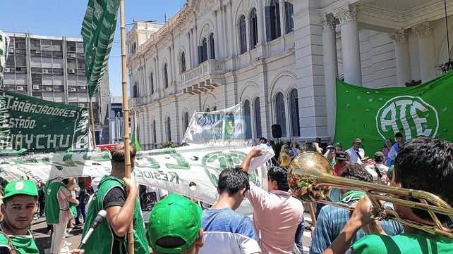La Radio de UNO (La Red Paraná 88.7) dialogó con el secretario general de la Asociación Trabajadores del Estado (ATE), Óscar Muntes. La Radio de UNO (La Red Paraná 88.7) dialogó con el secretario general de la Asociación Trabajadores del Estado (ATE), Óscar Muntes.