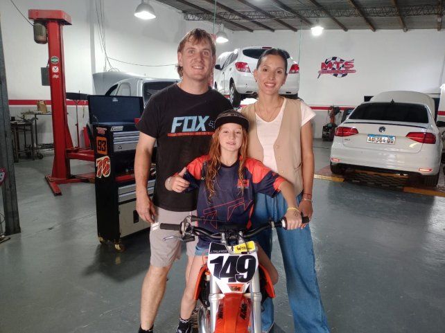 Joaquina junto a los padres. Joaquina junto a los padres.