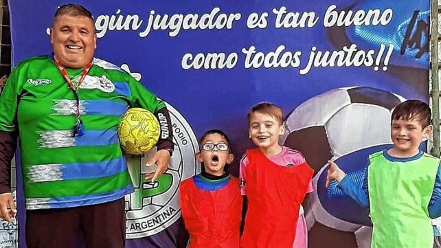 Ricardo Ruiz Díaz, entrenador de El Podio, junto a los alumnos. Ricardo Ruiz Díaz, entrenador de El Podio, junto a los alumnos.