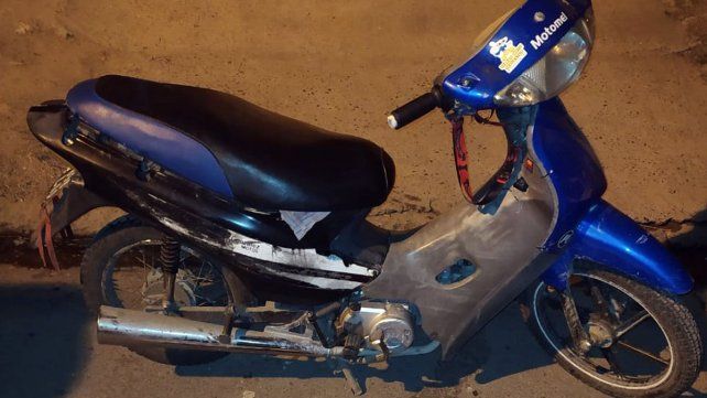 La moto con la que asaltaron y habrían perpetrado la huida.