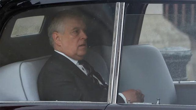 El polémico hijo de la reina Isabel II, acusado de abuso sexual, fue abucheado por el público a la entrada del templo, durante la coronación del rey Carlos III