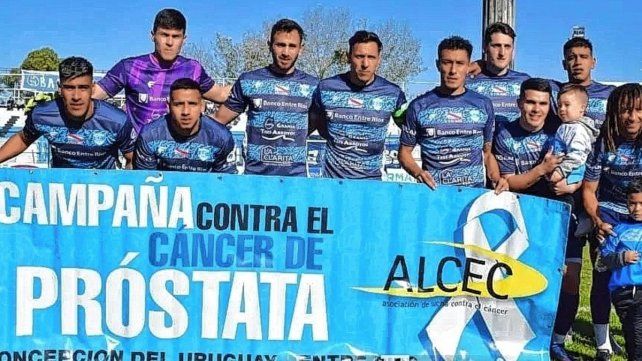 El equipo. De fútbol del Club Gimnasia y Esgrima se sumó a la campaña de prevención contra el cáncer de próstata.