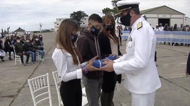 Familiares de Fernando Mendoza, el tripulante entrerriano del ARA San Juan, reciben el ascenso post mortem.