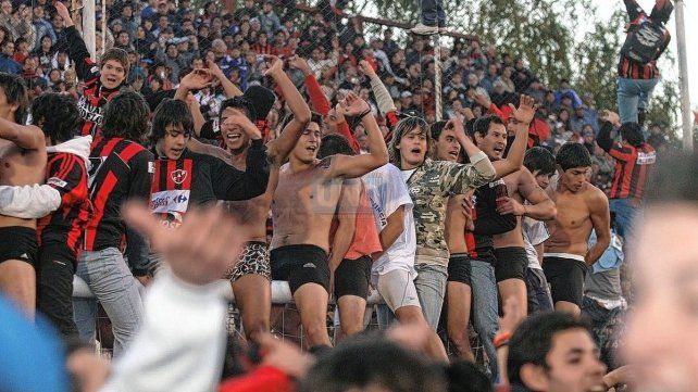 El festejo de los jugadores e hinchas de Patronato en el estadio Grella. 