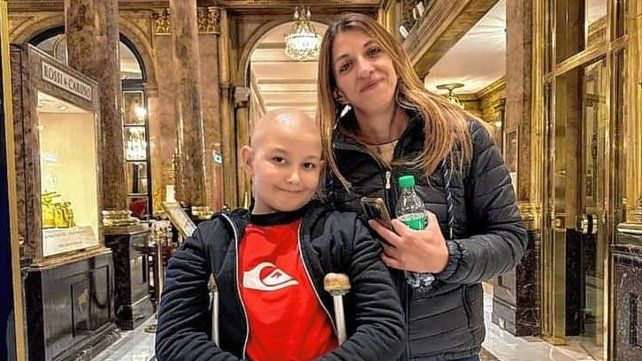 Mateo está siempre acompañado por su mamá Analía y su familia Mateo está siempre acompañado por su mamá Analía y su familia