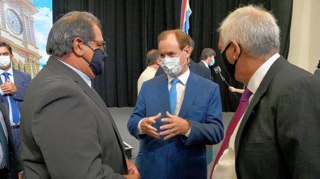 Carbonell, -izq.- se expresó alineado al Ejecutivo.