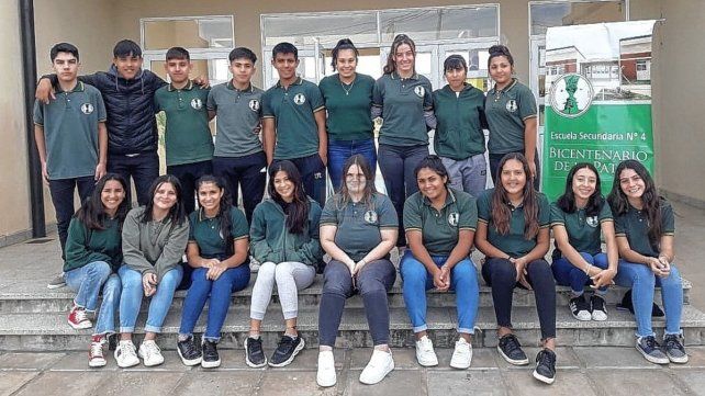 Quinto. Es el año encargado de editar la revista Huellas. Cuando pasan a 6º comienzan a vincularse con la radio.