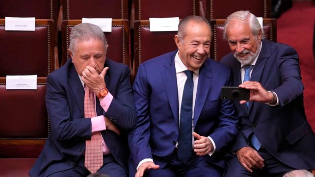 Los expresidentes provisionales Eduardo Duhalde y Adolfo Rodríguez Saá, presentes en la Asamblea Legislativa. Los expresidentes provisionales Eduardo Duhalde y Adolfo Rodríguez Saá, presentes en la Asamblea Legislativa.