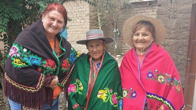 Tradiciones. Scetti con Fanny Torres y en el medio una artesana que guarda tradiciones como tesoros