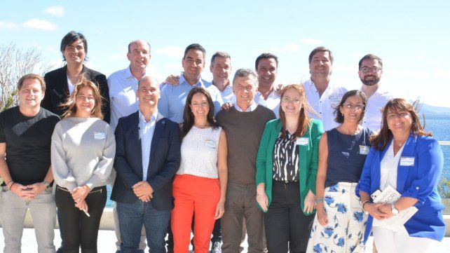 Vitor (arriba, segundo de izq. a der.) y Mattiauda (arriba, segundo de der. a izq.) en Bariloche con Macri