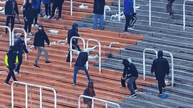 Los incidentes entre la misma parcialidad de Godoy Cruz. Los incidentes entre la misma parcialidad de Godoy Cruz.