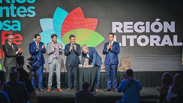 El momento de la rúbrica de Rogelio Frigerio para la creación de la Región Litoral. El momento de la rúbrica de Rogelio Frigerio para la creación de la Región Litoral. 