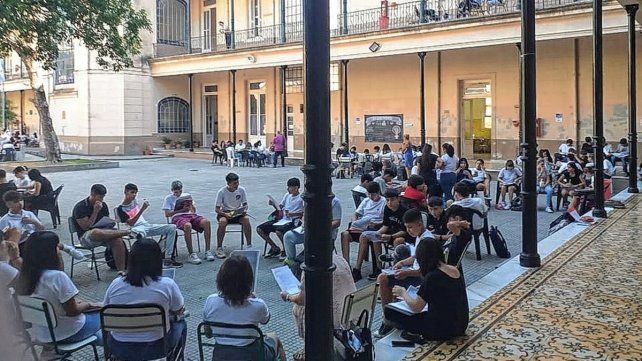 Debido al calor reinante, docentes del Colegio Nacional de Paraná dieron clases al aire libre.