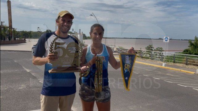 Bastida y Riera con el trofeo y las medallas ganadas en cada una de las nueve etapas de la Regata del Río Negro. Bastida y Riera con el trofeo y las medallas ganadas en cada una de las nueve etapas de la Regata del Río Negro.