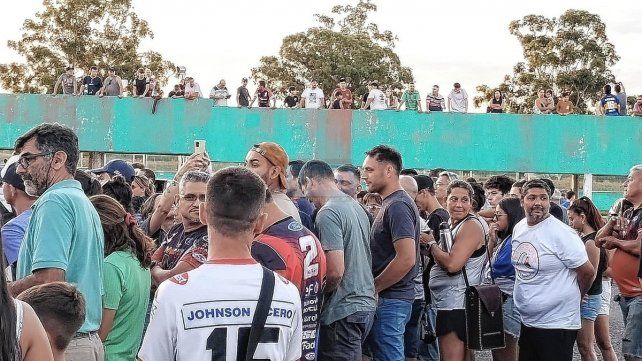 Los fanáticos de Mariano Werner esperan ver el nuevo auto del campeón del TC. Los fanáticos de Mariano Werner esperan ver el nuevo auto del campeón del TC.