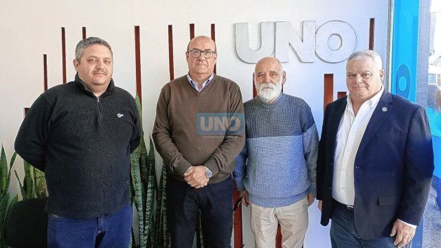 Mariano Dumon, Mario Altuna, Alberto Marchini Poleri y Miguel Macbeth, integrantes del Colegio de Martilleros Públicos de Entre Ríos (CoMPER) visitaron la Redacción de UNO. Mariano Dumon, Mario Altuna, Alberto Marchini Poleri y Miguel Macbeth, integrantes del Colegio de Martilleros Públicos de Entre Ríos (CoMPER) visitaron la Redacción de UNO.
