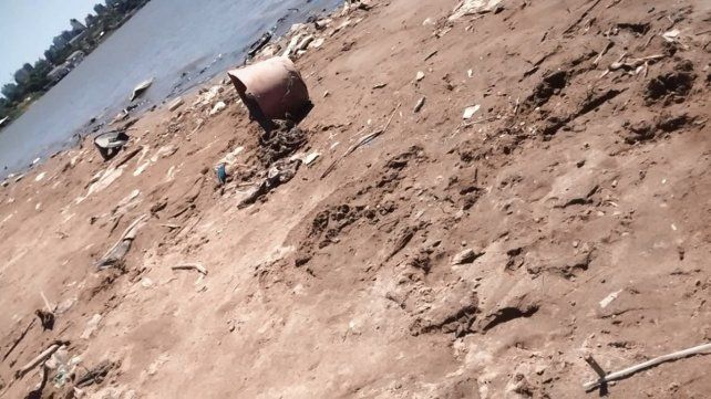 Reclamo por la basura en la playa del Thompson de Paraná