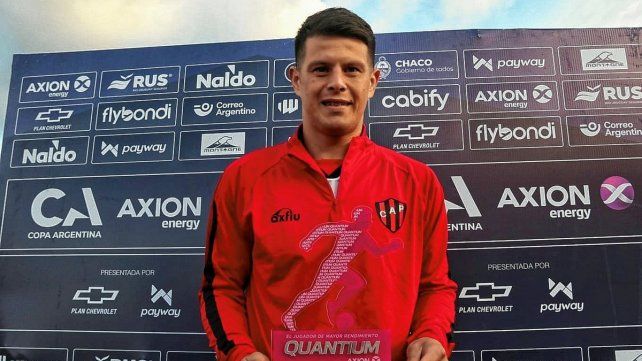 Marcelo Estigarribia recibió el premio al mejor jugador de la victoria de Patronato ante Gimnasia.