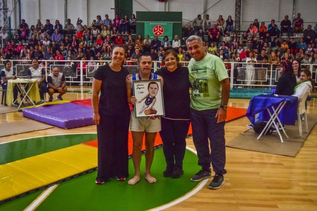 Santi junto a sus padres y profe. Santi junto a sus padres y profe.